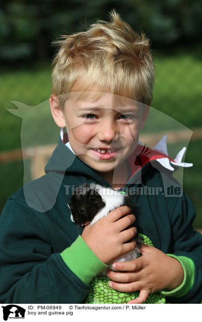 Junge und Meerschwein / boy and guinea pig / PM-06949