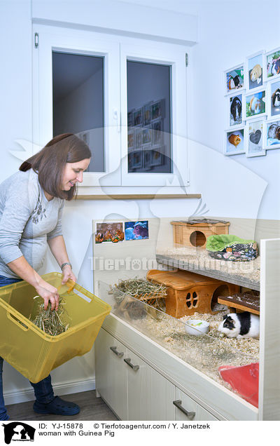 Frau mit Meerschweinchen / woman with Guinea Pig / YJ-15878