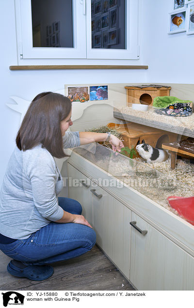 Frau mit Meerschweinchen / woman with Guinea Pig / YJ-15880