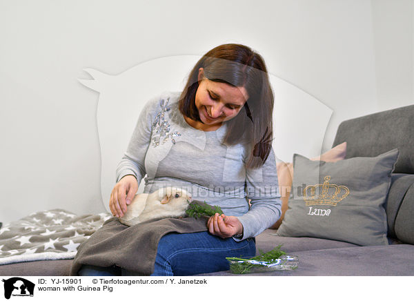 Frau mit Meerschweinchen / woman with Guinea Pig / YJ-15901