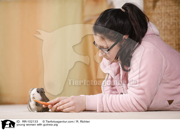 junge Frau mit Meerschweinchen / young woman with guinea pig / RR-102133