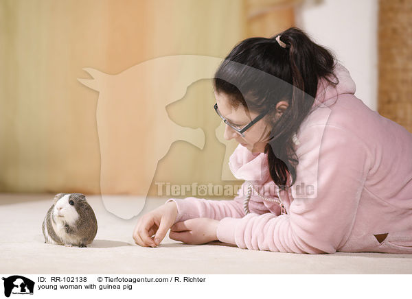 junge Frau mit Meerschweinchen / young woman with guinea pig / RR-102138