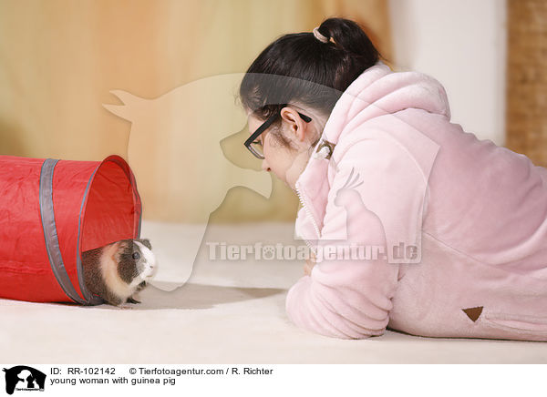 young woman with guinea pig / RR-102142