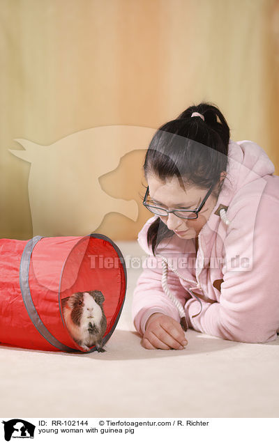 young woman with guinea pig / RR-102144