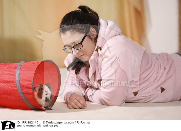 junge Frau mit Meerschweinchen / young woman with guinea pig / RR-102145
