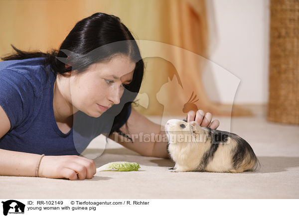 junge Frau mit Meerschweinchen / young woman with guinea pig / RR-102149