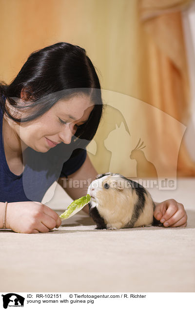 junge Frau mit Meerschweinchen / young woman with guinea pig / RR-102151