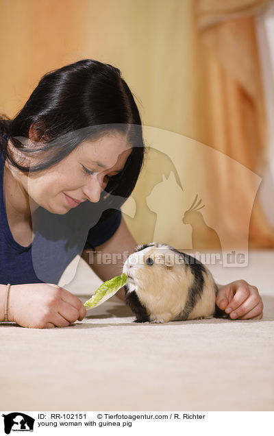 junge Frau mit Meerschweinchen / young woman with guinea pig / RR-102151