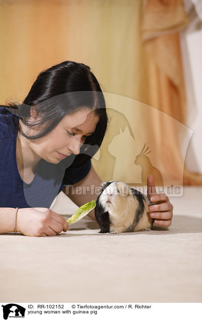 junge Frau mit Meerschweinchen / young woman with guinea pig / RR-102152