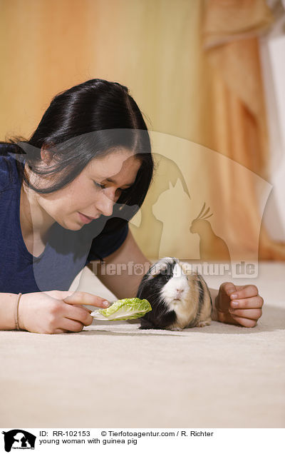 junge Frau mit Meerschweinchen / young woman with guinea pig / RR-102153