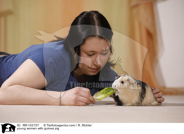 junge Frau mit Meerschweinchen / young woman with guinea pig / RR-102157