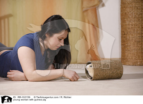 junge Frau mit Meerschweinchen / young woman with guinea pig / RR-102159