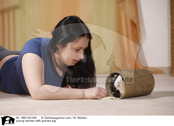junge Frau mit Meerschweinchen / young woman with guinea pig / RR-102160