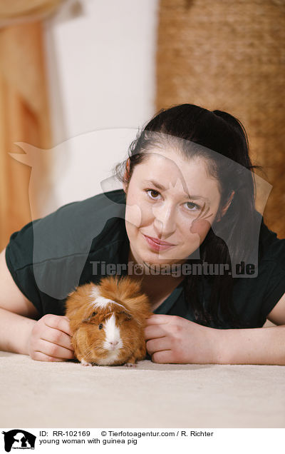 young woman with guinea pig / RR-102169