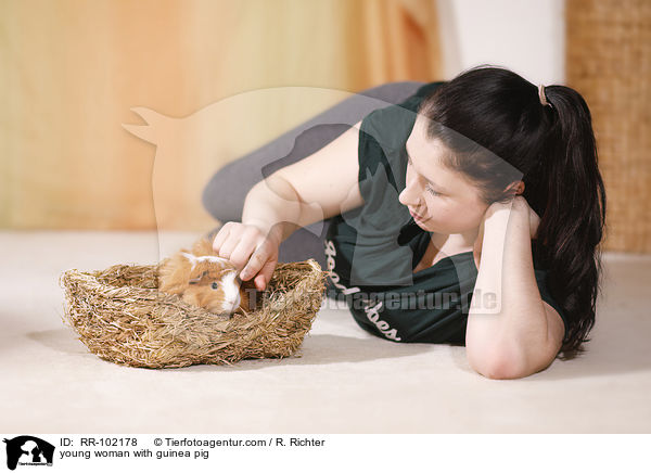 junge Frau mit Meerschweinchen / young woman with guinea pig / RR-102178