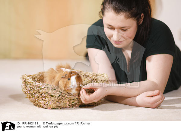 junge Frau mit Meerschweinchen / young woman with guinea pig / RR-102181