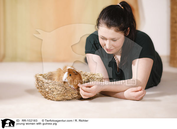 junge Frau mit Meerschweinchen / young woman with guinea pig / RR-102183