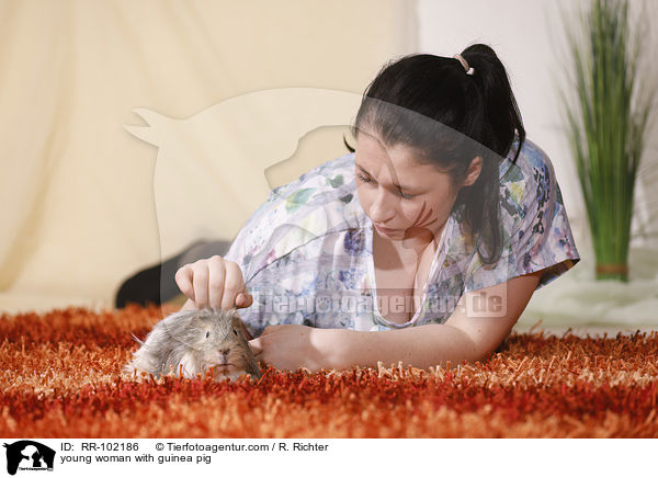 young woman with guinea pig / RR-102186