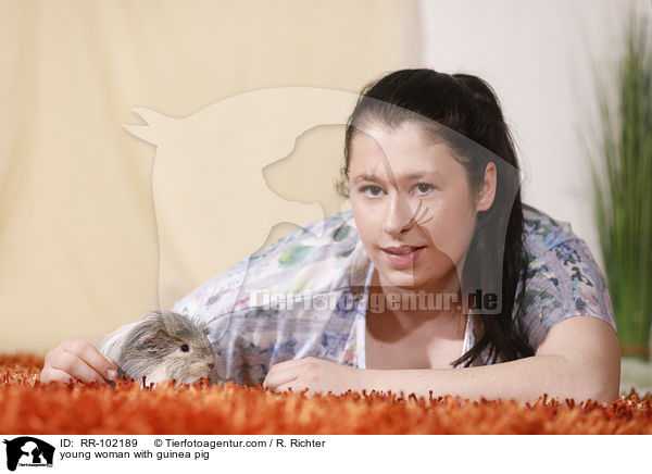 junge Frau mit Meerschweinchen / young woman with guinea pig / RR-102189