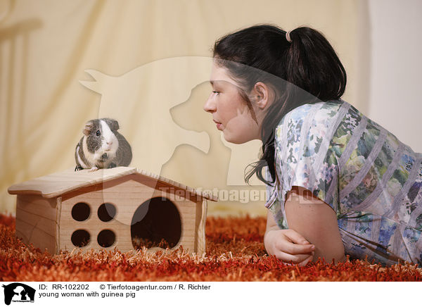 junge Frau mit Meerschweinchen / young woman with guinea pig / RR-102202