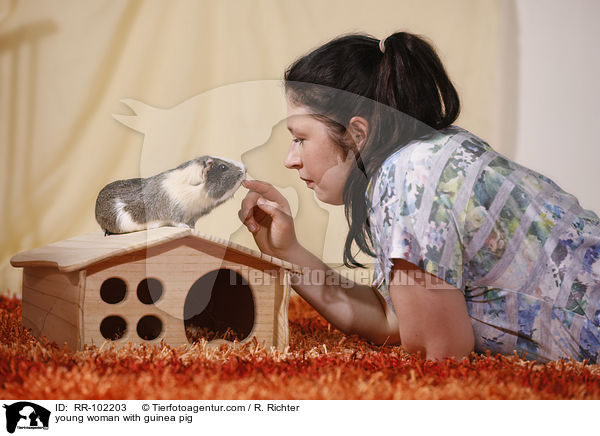 junge Frau mit Meerschweinchen / young woman with guinea pig / RR-102203