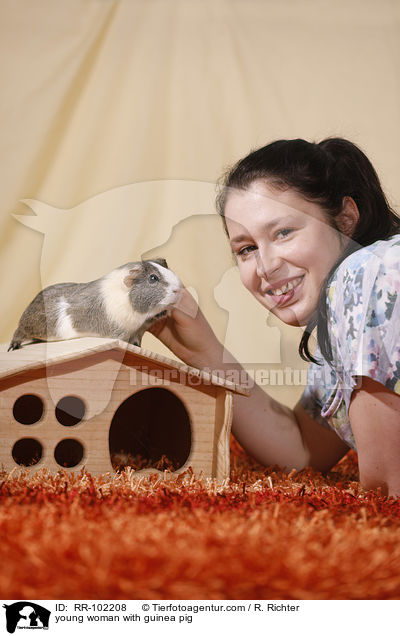 junge Frau mit Meerschweinchen / young woman with guinea pig / RR-102208