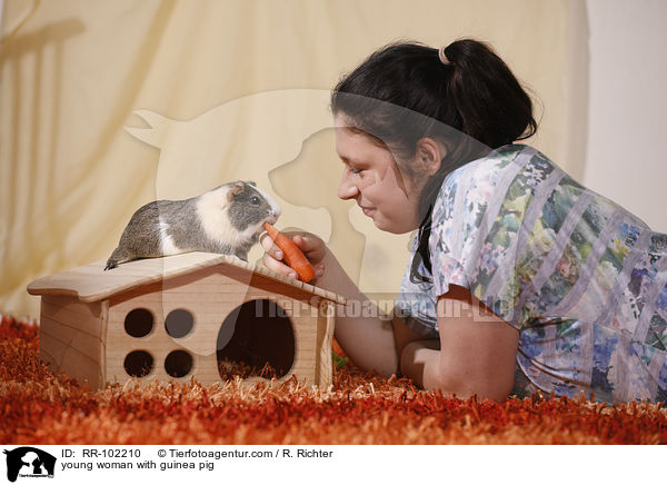 junge Frau mit Meerschweinchen / young woman with guinea pig / RR-102210