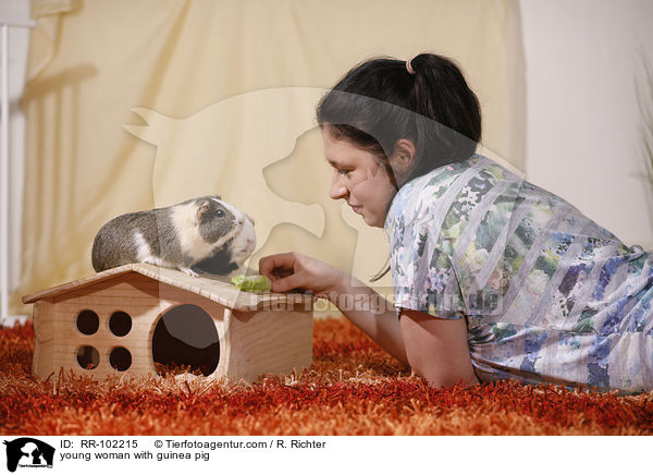 junge Frau mit Meerschweinchen / young woman with guinea pig / RR-102215