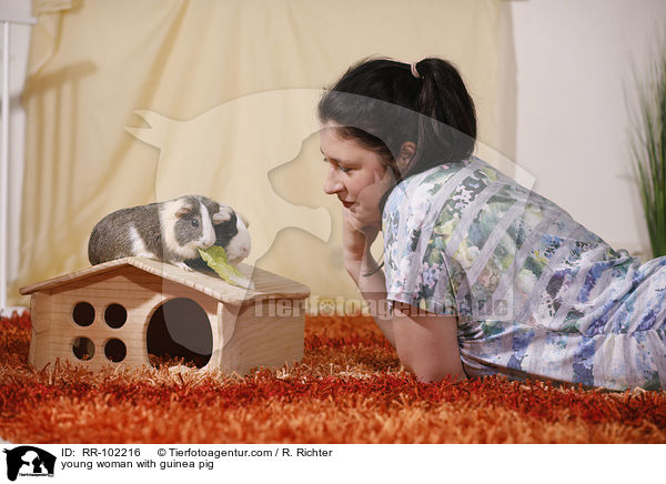 junge Frau mit Meerschweinchen / young woman with guinea pig / RR-102216