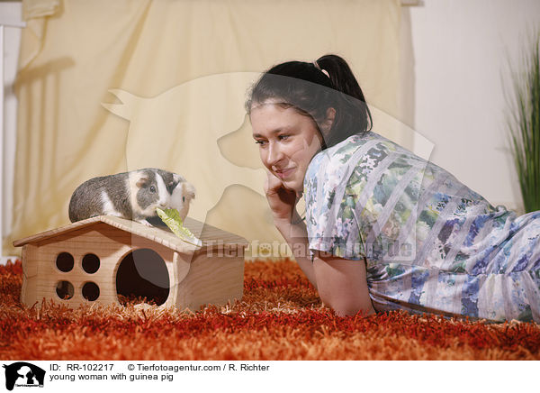 junge Frau mit Meerschweinchen / young woman with guinea pig / RR-102217