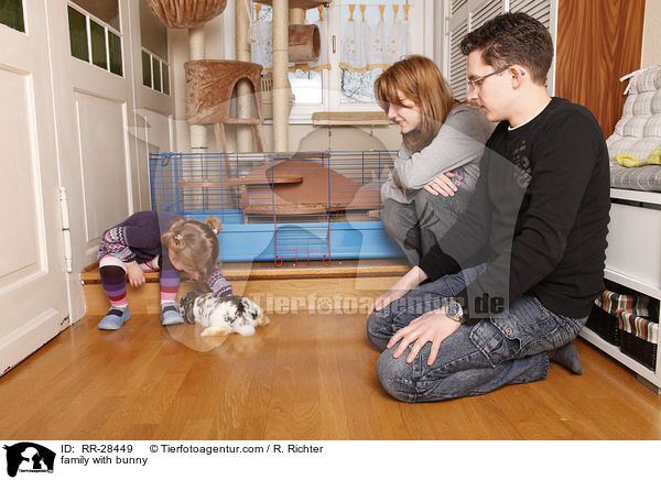Familie mit Kaninchen / family with bunny / RR-28449