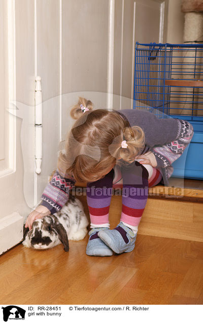 kleines Mdchen mit Kaninchen / girl with bunny / RR-28451