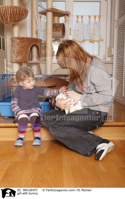 kleines Mdchen mit Kaninchen / girl with bunny / RR-28457
