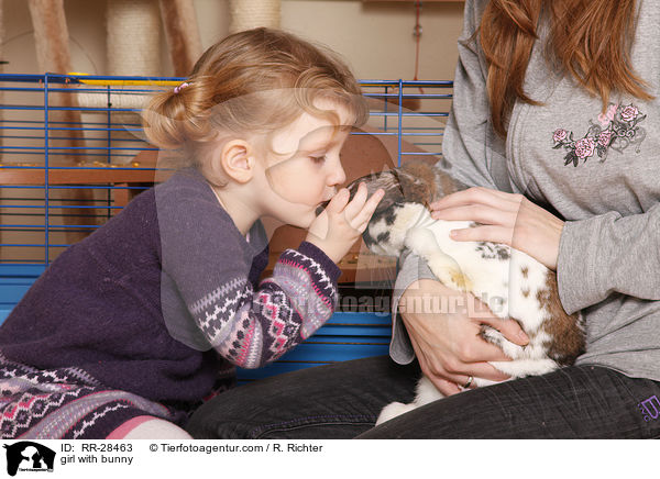 kleines Mdchen mit Kaninchen / girl with bunny / RR-28463