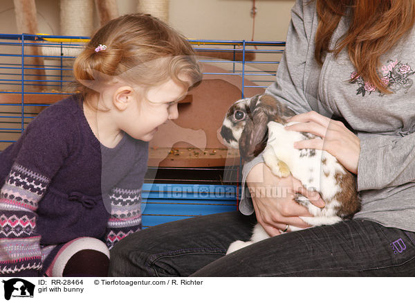 kleines Mdchen mit Kaninchen / girl with bunny / RR-28464