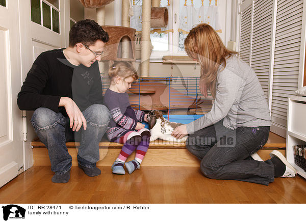 Familie mit Kaninchen / family with bunny / RR-28471