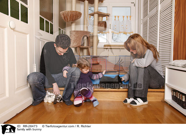 Familie mit Kaninchen / family with bunny / RR-28473