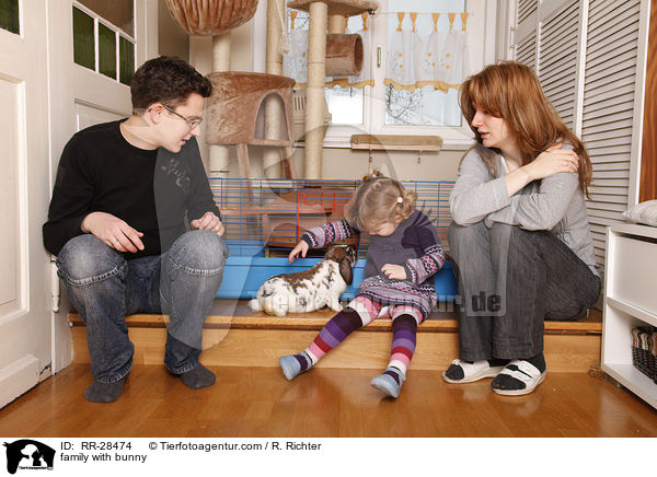 Familie mit Kaninchen / family with bunny / RR-28474