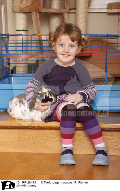 girl with bunny / RR-28479