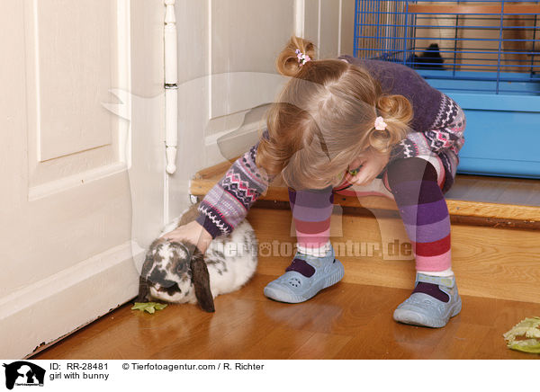 kleines Mdchen mit Kaninchen / girl with bunny / RR-28481