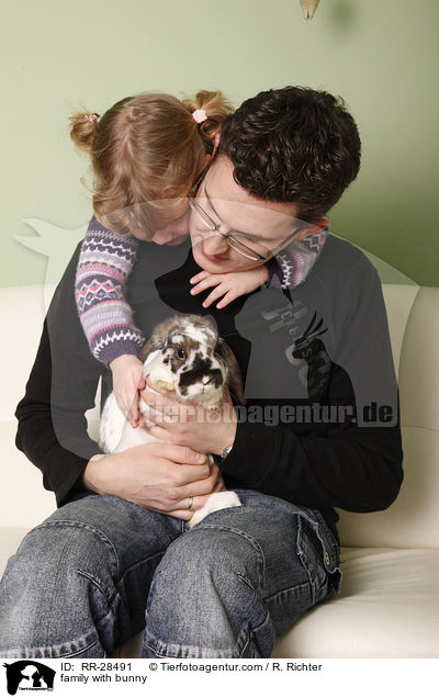 Familie mit Kaninchen / family with bunny / RR-28491