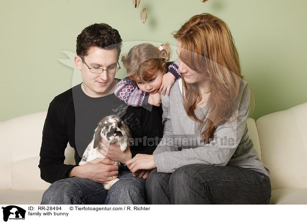 Familie mit Kaninchen / family with bunny / RR-28494