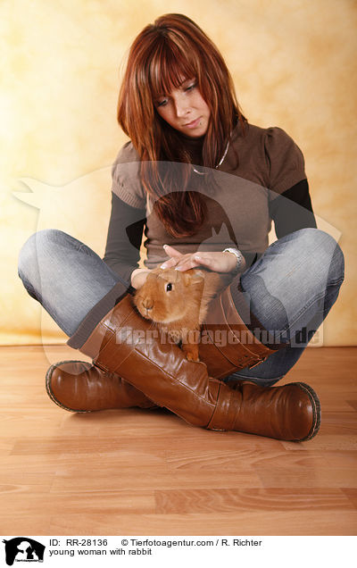 junge Frau mit Kaninchen / young woman with rabbit / RR-28136