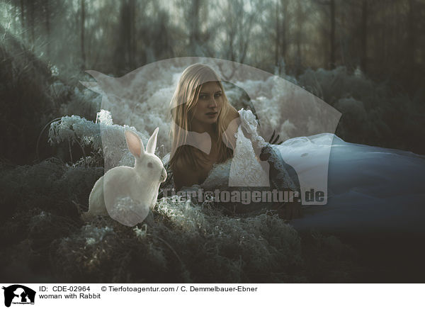 Frau mit Kaninchen / woman with Rabbit / CDE-02964