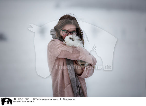 Frau mit Kaninchen / woman with Rabbit / LB-01668