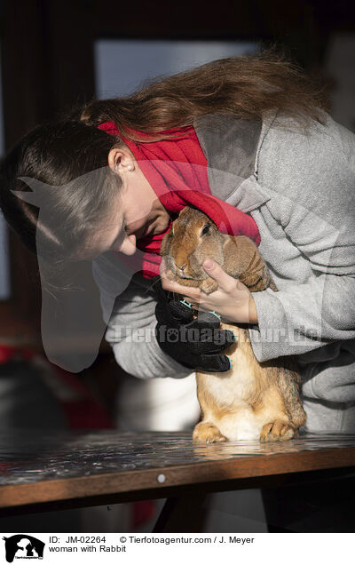 Frau mit Kaninchen / woman with Rabbit / JM-02264