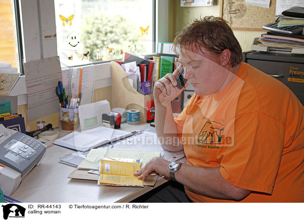 telefonierender Tierheimmitarbeiter / calling woman / RR-44143