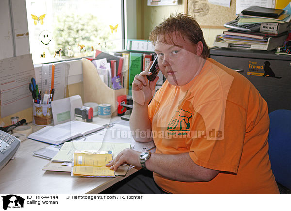 telefonierender Tierheimmitarbeiter / calling woman / RR-44144