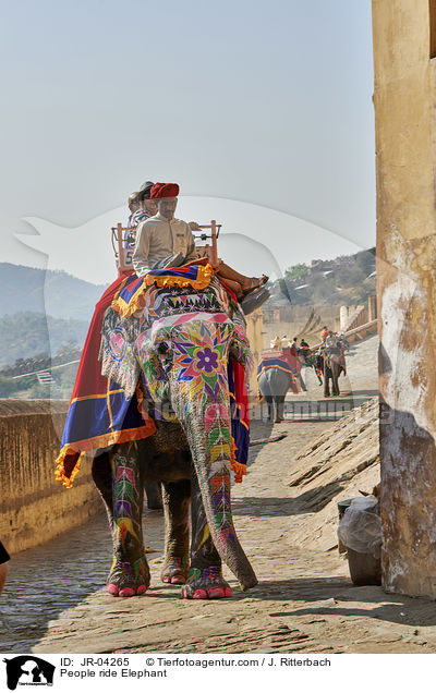 Menschen reiten auf Elefant / People ride Elephant / JR-04265