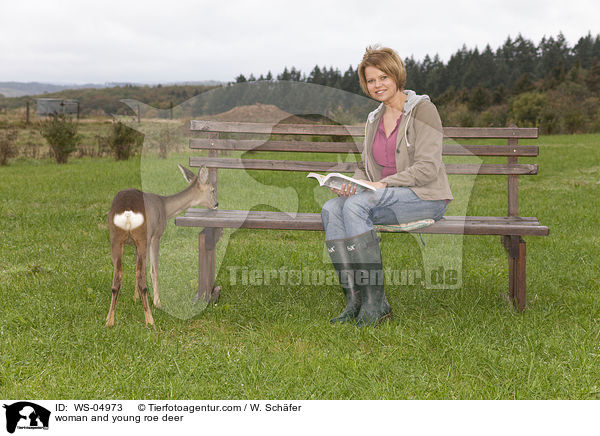 Frau und junges Reh / woman and young roe deer / WS-04973